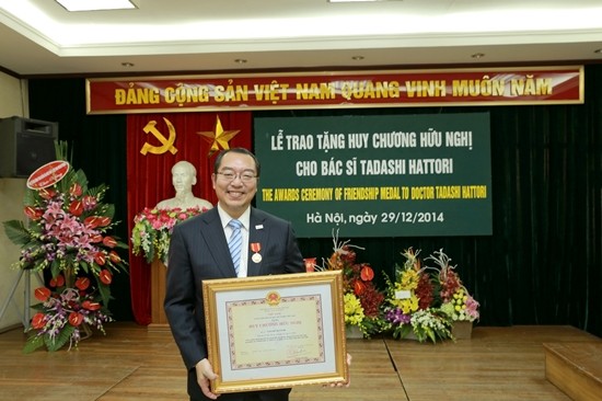 Bác sỹ Hattori Tadashi nhận Huy chương hữu nghị