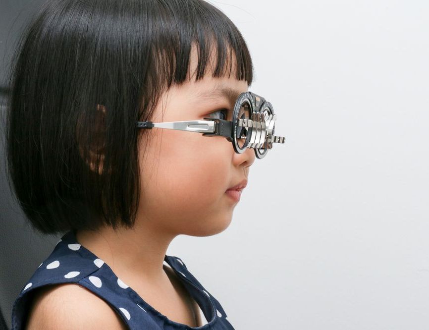 Làm sao biết con đang tăng độ cận? Những dấu hiệu cha mẹ không nên bỏ qua