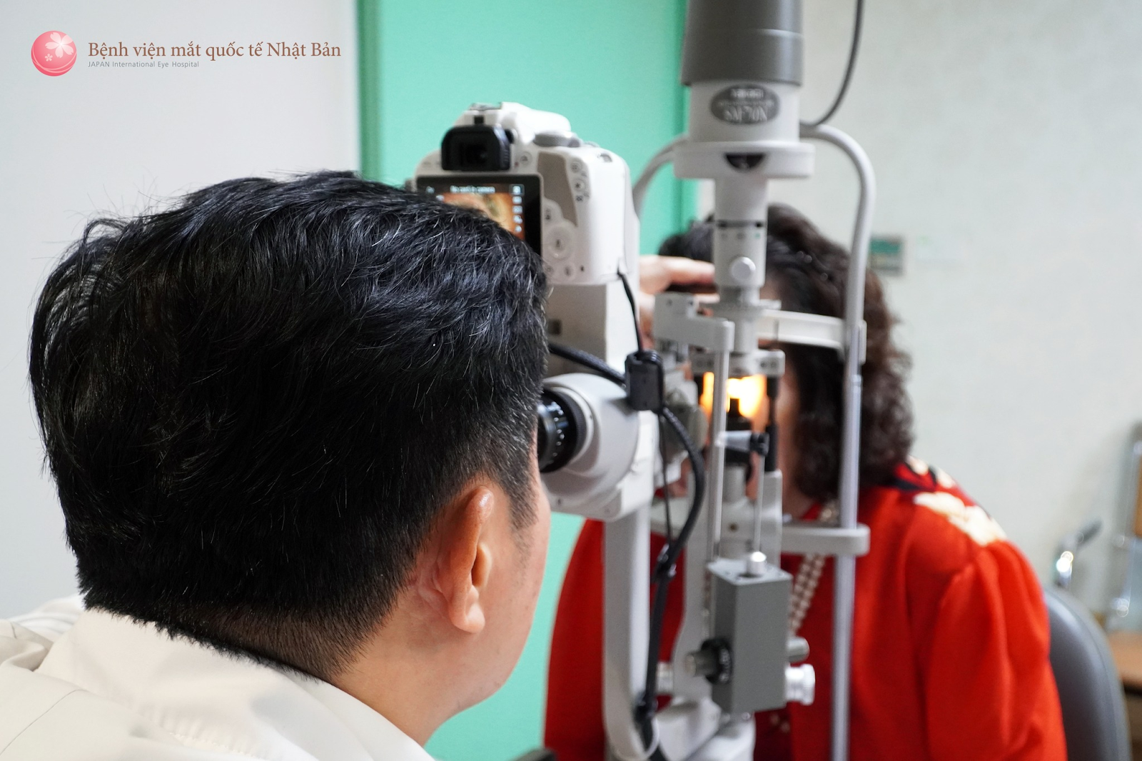 EYE EXAMINATION AFTER CATARACT SURGERY