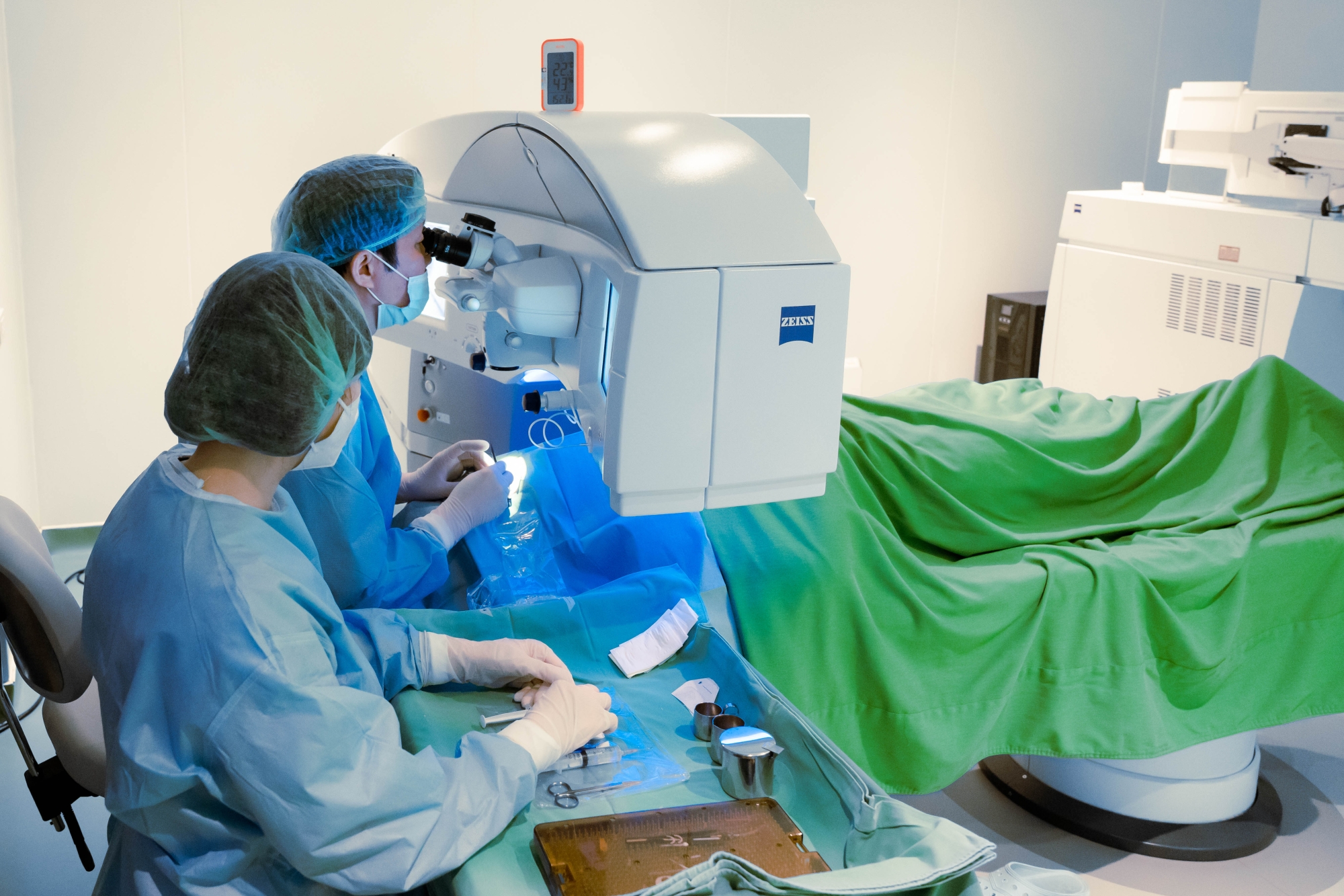 MANUAL CATARACT SURGERY VS LASER CATARACT SURGERY