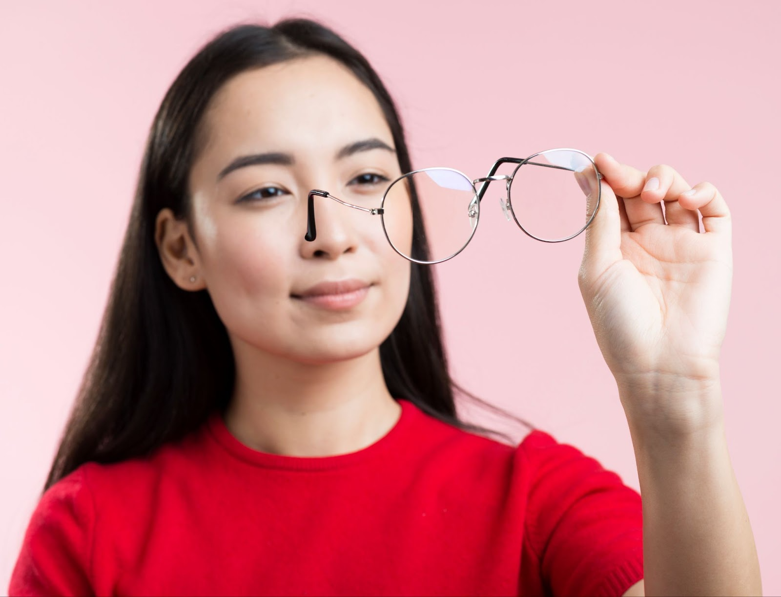 đeo kính cận cho mắt cận thị nặng