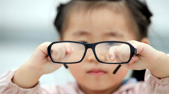 Độ cận tiếp tục tăng dù đã đeo kính