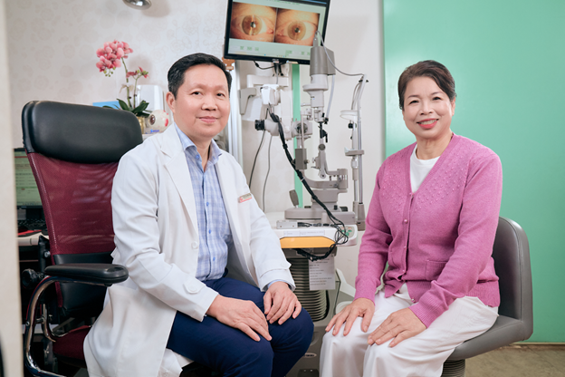 TS.BS Vũ Anh Tuấn thăm khám tại Bệnh viện mắt Quốc tế Nhật Bản