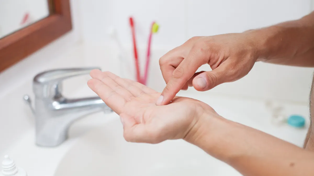 Minh họa bệnh nhân vệ sinh kính Ortho-K để đảm bảo an toàn