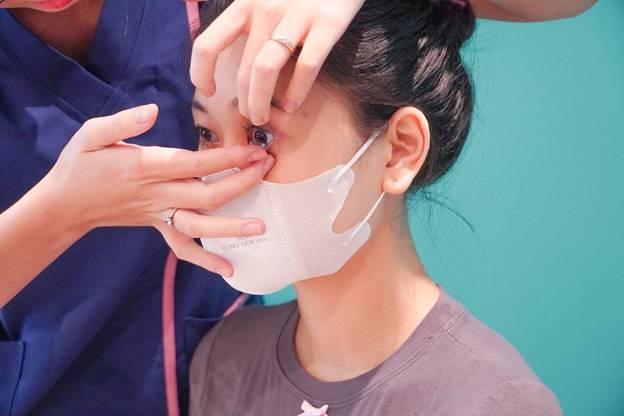 Nhân viên y tế hướng dẫn bệnh nhân sử dụng Ortho-K tại Bệnh viện mắt Quốc tế Nhật Bản