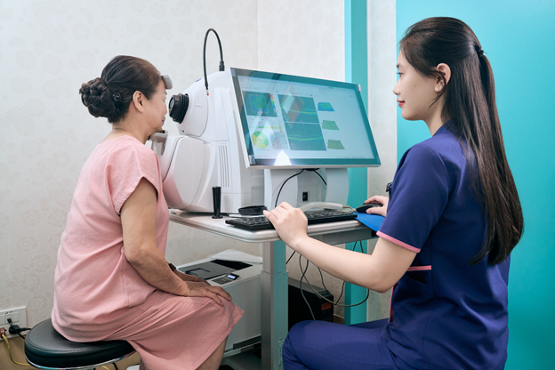 Bệnh nhân kiểm tra võng mạc với hệ thống Cirrus 6000