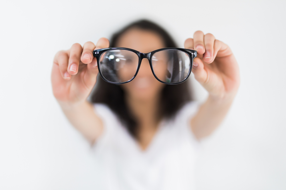 Có nên  đeo kính thường xuyên  khi bị mắt cận không?
