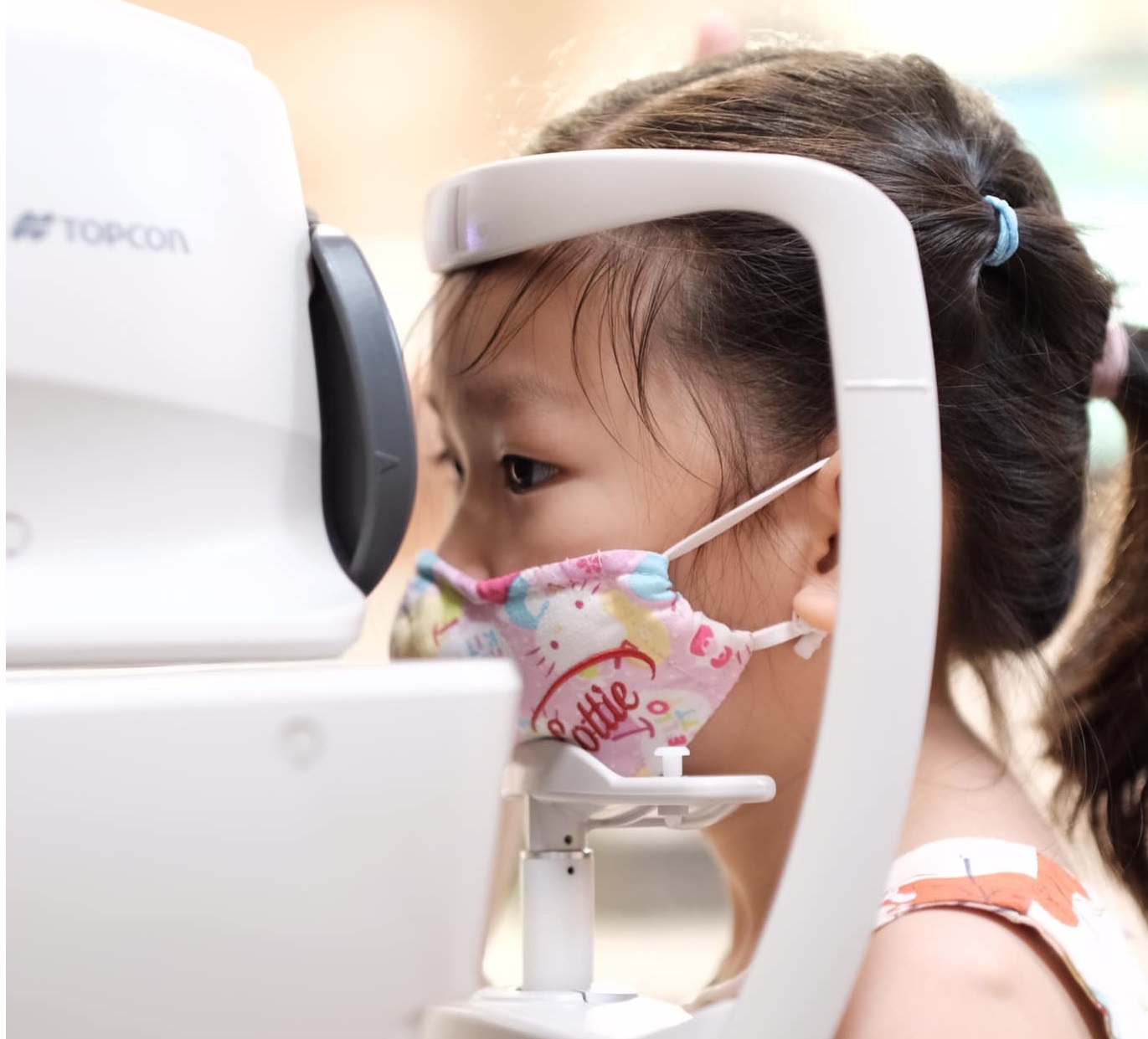 Trẻ đo khúc xạ tại Bệnh viện mắt quốc tế Nhật Bản