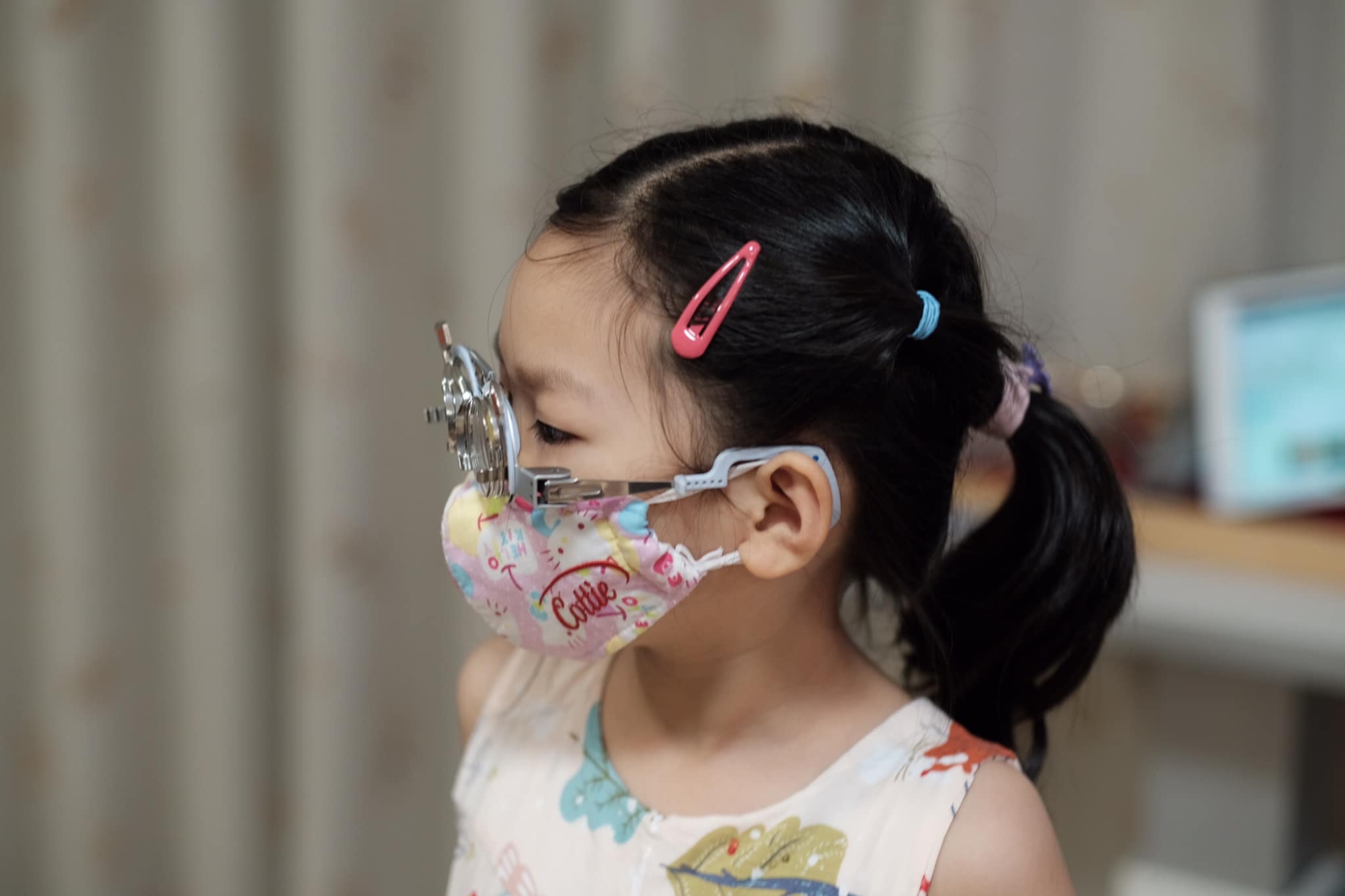 Trẻ thử kính đi lại tại Bệnh viện mắt quốc tế Nhật Bản