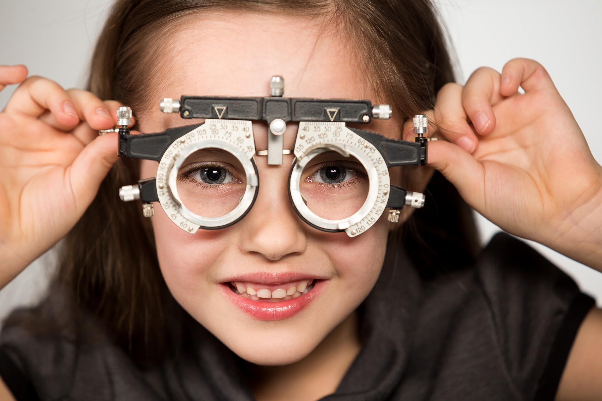 Có những yếu tố nào ảnh hưởng đến hiệu quả của việc sử dụng thuốc nhỏ mắt cho mắt cận loạn?
