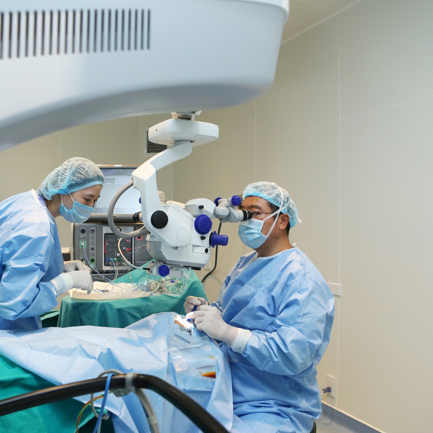 Phẫu thuật độn đai bệnh viện mắt quốc tế Nhật Bản