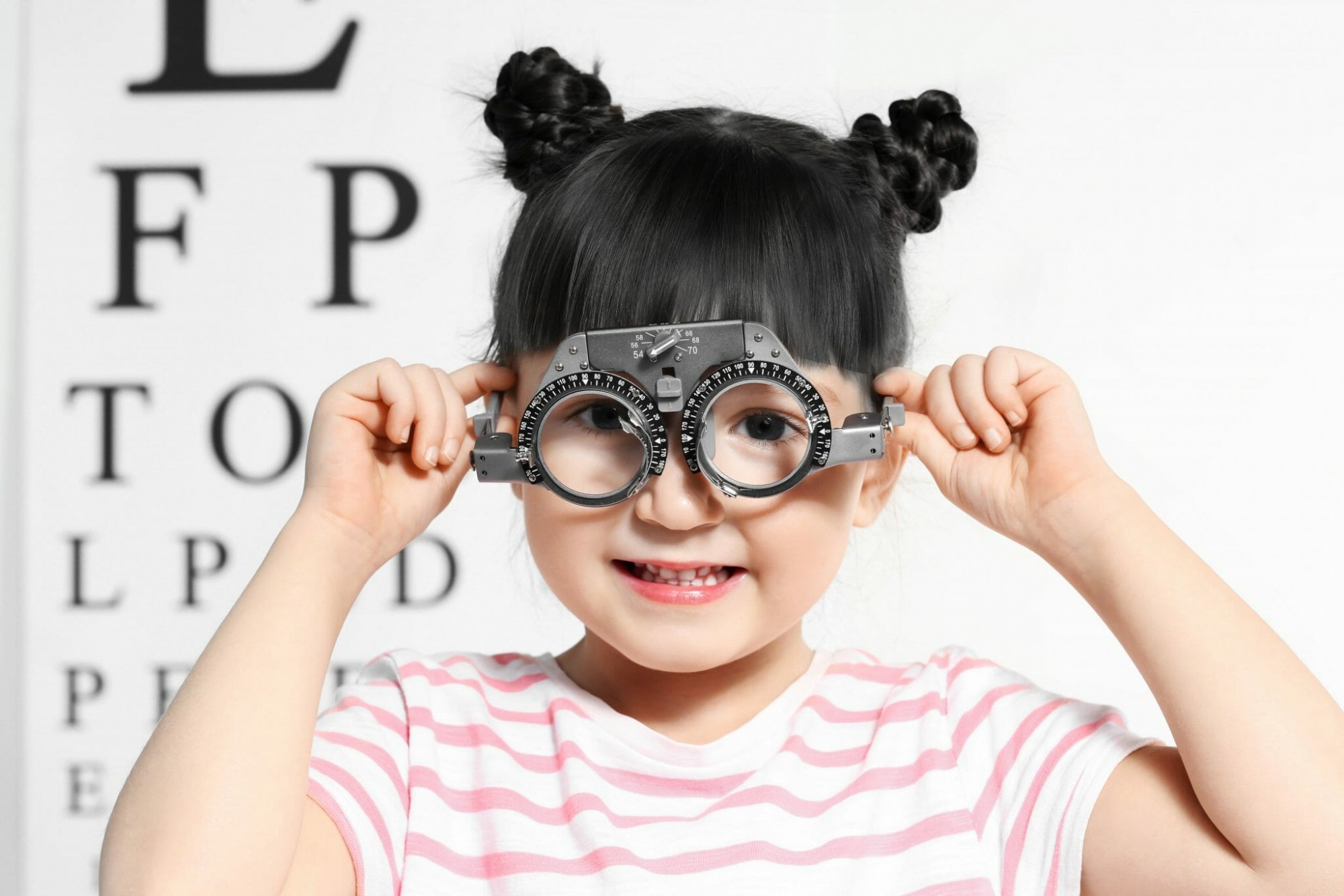 Trẻ ở độ tuổi nào cần kiểm soát và hạn chế tăng độ cận? | Bệnh viện mắt quốc tế Nhật Bản